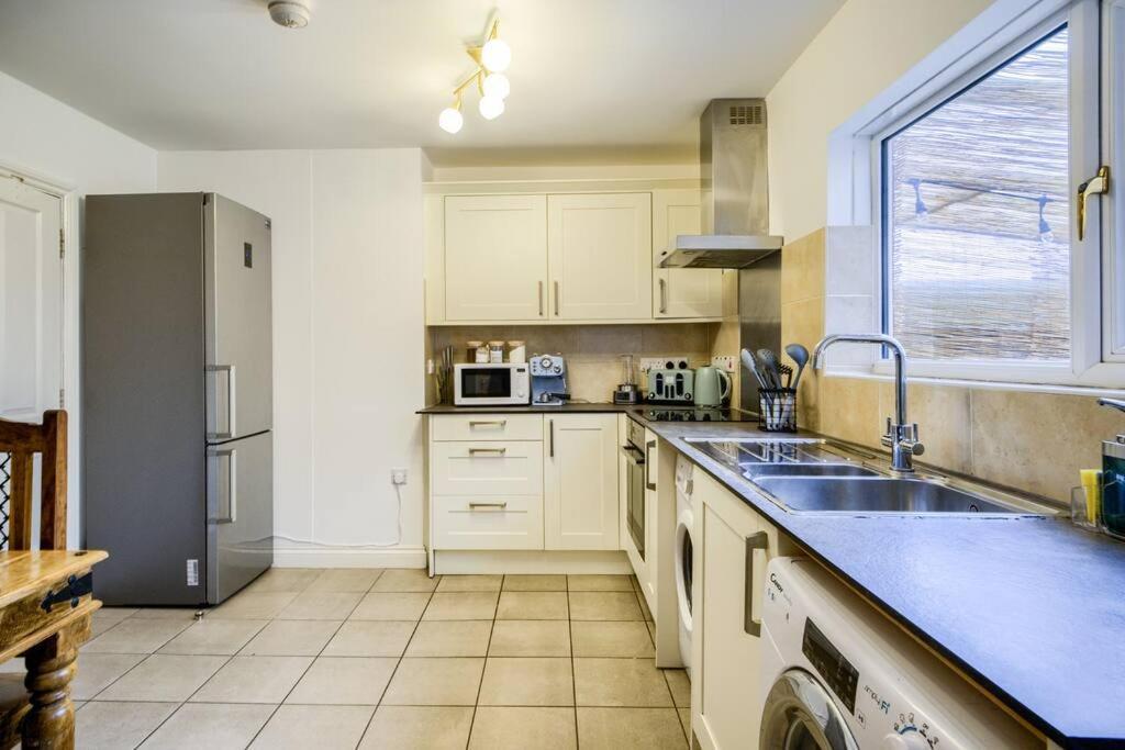 Low Rate For A 4-Bedroom House In Coventry With Free Unlimited Wi-Fi 2 Car Parking 53 Qmc מראה חיצוני תמונה